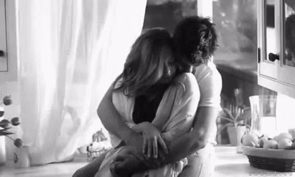 Một cái ôm, hôn nhẹ từ phía sau cũng mang lại trải nghiệm bất ngờ cho đối tác. Cụ thể, chị em sẽ cảm thấy bản thân vô cùng hấp dẫn người bạn đời.