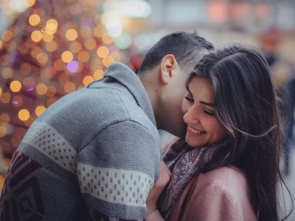 Má. Phim ảnh thường hay khai thác tình huống nam nữ yêu nhau từ cái chạm má. Má cũng là vị trí nam giới nên hôn khi tỏ tình với phụ nữ. Nó vừa thể hiện được tình cảm trìu mến vừa thể hiện sự tôn trọng với bạn gái.