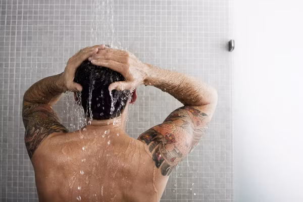 Mặt khác, vệ sinh ngay sau khi quan hệ tình dục cũng không cần thiết. Sau khi ân ái, vùng kín sẽ tiết ra một số chất có tác dụng bảo vệ, ngăn ngừa sự thâm nhập của vi khuẩn. Việc xối rửa bằng nước vô tình khiến các chất này bị rửa trôi. Từ đó, vi khuẩn, nấm sẽ dễ dàng tiến sâu vào cơ thể.