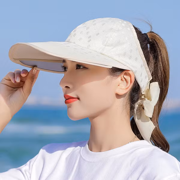 Mũ lưỡi trai. Mũ lưỡi trai là phụ kiện được cả nam lẫn nữ giới yêu thích. Vậy nhưng, mũ lưỡi trai lại không được khuyến khích dùng bởi nó không thể bảo vệ bạn trước ánh nắng mặt trời. Chiếc mũ khó có thể che kín tai, cổ, gáy khiến chúng dễ bị cháy nắng.