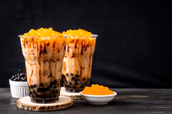 Hơn nữa, đồ uống có gas, trà sữa còn chứa lượng lớn đường. Uống nhiều dễ dẫn đến béo phì, rối loạn chuyển hóa trong cơ thể, tăng acid uric máu. Trường hợp tăng acid uric máu nếu không điều trị kịp thời có thể dẫn đến bệnh gút, đôi khi là nhiễm độc niệu nguy hiểm.