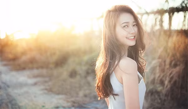 Thứ hai, trên cơ thể phụ nữ, ngực là bộ phận căng mọng, mềm mại, được xem tập trung nhiều yếu tố “nước” nhất. Trong khi đó, tay nam giới thường rắn chắc, là bộ phận chứa rất ít “nước”. Sức hấp dẫn tự nhiên khiến nam giới thích đụng chạm vùng ngực bạn đời.