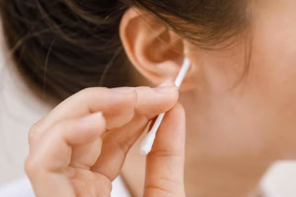 Thường xuyên ngoáy tai. Nhiều người quan niệm ráy trong tai là bẩn, cần phải loại bỏ mới giữ tai được thông thoáng, khỏe mạnh.