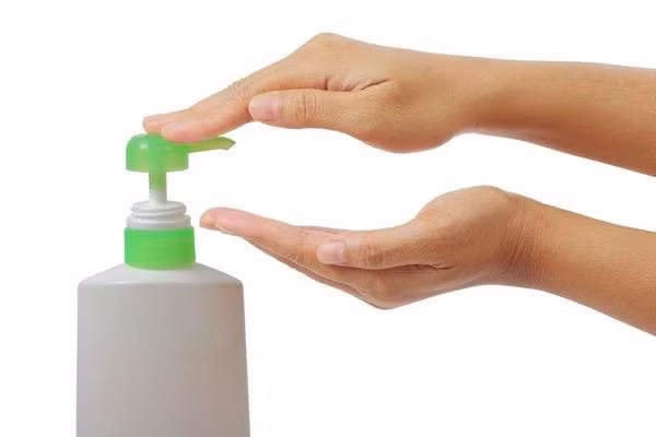 Tuy nhiên, bạn chỉ nên làm sạch da bằng cách chà nhẹ thay vì duy trì thói quen sạch sẽ trên. Việc dùng sức để lấy ghét có thể làm tổn thương lớp dầu, biểu bì có tác dụng bảo vệ da. Mất đi màng bảo vệ, da sẽ trở nên nhạy cảm hơn, dễ bị khô và ngứa.