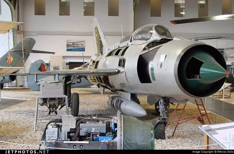 Tiêm kích MiG-21 4324 thuộc biến thể tiêm kích đánh chặn trong mọi điều kiện thời tiết MiG-21PF (NATO định danh là Fishbed-D). Đây được xem là thế hệ 2 của dòng tiêm kích huyền thoại MiG-21. Trong ảnh là chiếc MiG-21PF được cắt hổng một số phần để khách thăm quan có thể nhìn rõ cấu tạo trong máy bay.