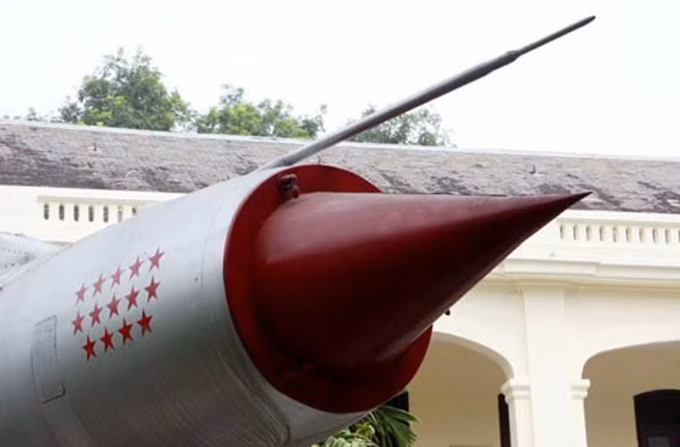 Đây có lẽ chiếc MiG-21 lập nhiều chiến công nhất trong một năm của Không quân Nhân dân Việt Nam. Theo đó, chỉ trong năm 1967, 9 phi công của Trung đoàn không quân 921 đã thay nhau trực ban chiến đấu và lần lượt cùng chiếc 4324 xuất kích chiến đấu, bắn rơi 14 máy bay các loại của Đế quốc Mỹ (dấu sao đỏ trên mũi máy bay thể hiện . Và trong cả cuộc kháng chiến chống Mỹ cứu nước, MiG-21 4324 đã xuất kích 69 lần, gặp địch 22 lần, xạ kích 16 lần.