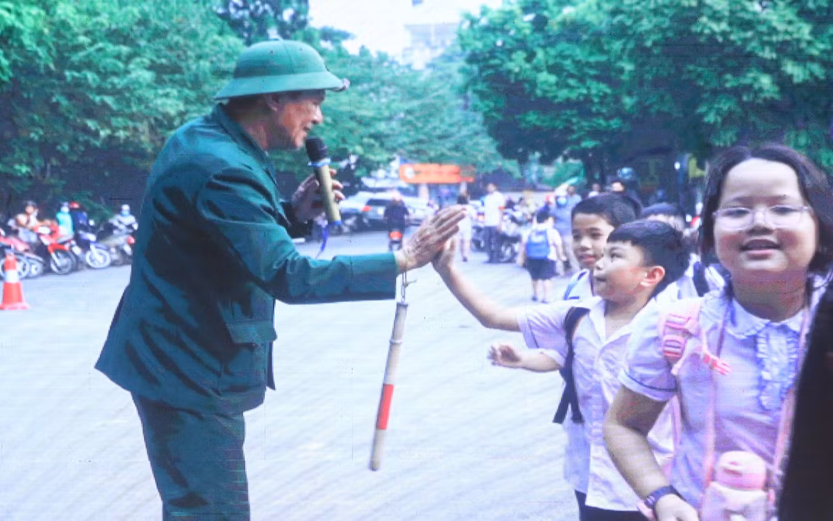 Tại Lễ tưởng niệm, câu chuyện "ăn cơm nhà vác tù và hàng tổng" của ông Nguyễn Tiến Nam (SN 1954, tại thị xã Vĩnh Yên, tỉnh Vĩnh Phúc) mang đến sự xúc động, đầy yêu thương. Ông là cựu chiến binh tham gia công tác đảm bảo ATGT ở cổng trường tiểu học Liên Bảo, TP Vĩnh Yên, tỉnh Vĩnh Phúc với mong muốn mang đến môi trường giao thông an toàn cho các học sinh.