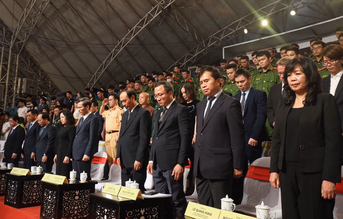 Gửi lời thăm hỏi và chia buồn sâu sắc của Chính phủ đến tất cả các gia đình có nạn nhân tử vong do TNGT tại Việt Nam, Bộ trưởng Nguyễn Văn Thắng đề nghị mỗi người hãy cùng giúp đỡ, sẻ chia, chung tay xoa dịu những nỗi đau mà tai nạn giao thông đã gây ra. Hãy vì niềm xót thương những người đã mất mà hành động vì sự an toàn của những người đang sống.