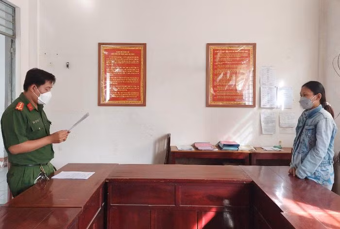  Nguyên nhân thai phụ đâm chết người tình bằng tuổi: Trong thời gian mang thai, Nguyễn Ngọc Giàu (25 tuổi, ở huyện Lai Vung, Đồng Tháp) phát hiện Phan Văn Bé (25 tuổi, ở huyện Lấp Vò) quen người phụ nữ khác nên đã dùng dao đâm chết Bé. Ngày 11/2, Công an tỉnh Đồng Tháp cho biết đã đề nghị VKSND cùng cấp truy tố Giàu. 