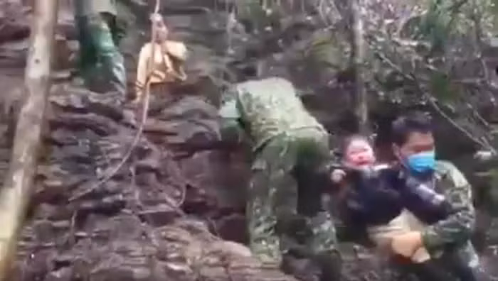 Cao Bằng: Giải cứu 5 phụ nữ và một bé trai mắc kẹt khi vượt biên - Hình 2 Cao Bang: Giai cuu 5 phu nu va mot be trai mac ket khi vuot bien-Hinh-2