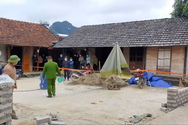 Vo chong o Thai Nguyen cau cuu canh sat truoc khi bi hang xom ban