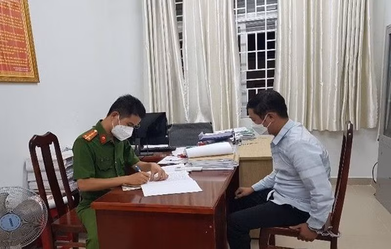  Cha dượng nhiều lần hiếp dâm con riêng của vợ: Trong thời gian vợ mang thai, Trần Văn Nguyên (SN 1991, trú huyện Long Thành, Đồng Nai) đã nhiều lần xâm hại tình dục với con riêng của vợ là cháu L.T (sinh ngày 18/10/2010). Ngày 10/2, Công an huyện Long Thành cho biết đang tạm giữ Nguyên để điều tra, làm rõ.
