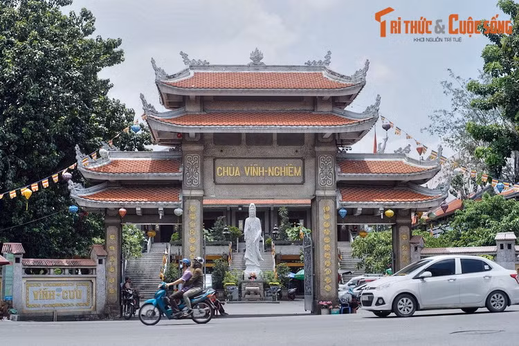 1. Tọa lạc tại số 339 Nam Kỳ Khởi Nghĩa, chùa Vĩnh Nghiêm là công trình tôn giáo nổi tiếng bậc nhất của TP. HCM cũng như toàn miền Nam. Chùa được khởi công năm 1964, lấy cảm hứng thiết kế từ một ngôi chùa gỗ cùng tên là chùa Vĩnh Nghiêm tỉnh Bắc Giang.