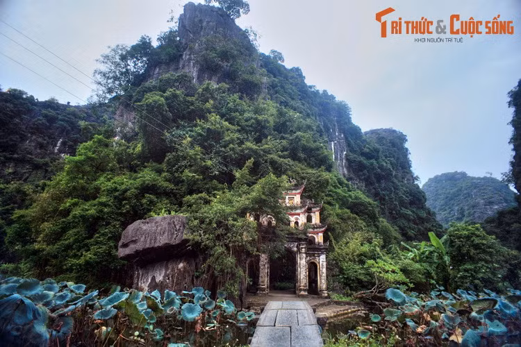  1. Miền Bắc: Chùa Bích Động (Ninh Bình). Nằm trên dãy núi đá vôi Trường Yên thuộc xã Ninh Hải, huyện Hoa Lư tỉnh Ninh Bình, chùa Bích Động là ngôi chùa trong hang độc đáo và nổi tiếng bậc nhất của mảnh đất Ninh Bình.