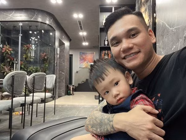 Dù không tiết lộ cụ thể giá trị nơi ở mới song người hâm mộ cũng đoán được ca sĩ Khắc Việt phải bỏ ra số tiền không nhỏ để sở hữu biệt thự 5 tầng với nội thất hiện đại.