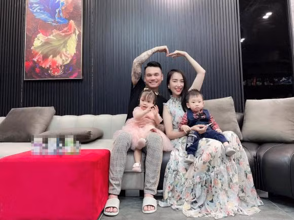 Mới đây, Khắc Việt hào hứng khoe không gian sang trọng bên trong căn biệt thự mới tậu.
