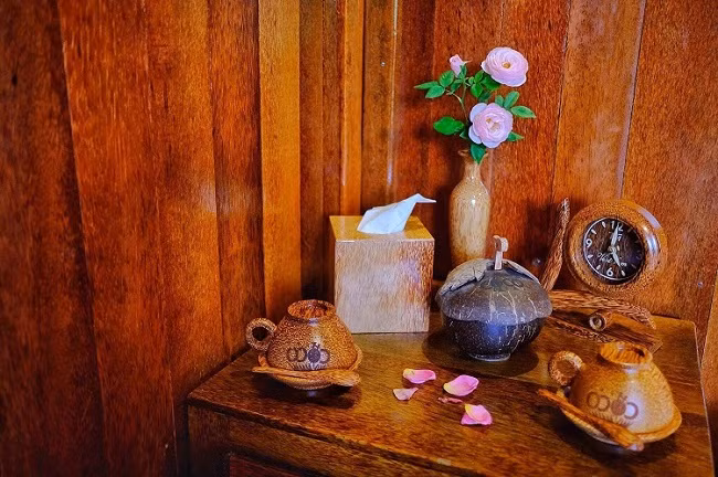 Nội thất bên trong căn nhà cũng làm bằng dừa. Ảnh: Dân Việt