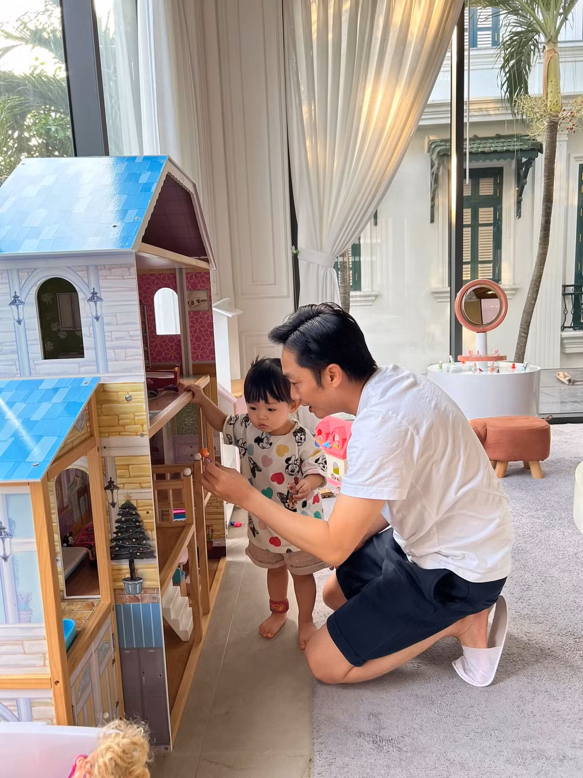 Trước đó, đại gia Cường Đô La khiến dân tình đứng ngồi không yên bởi những món đồ chơi "cực khủng" được anh sắm cho cô công chúa nhỏ. Ảnh: FBNV