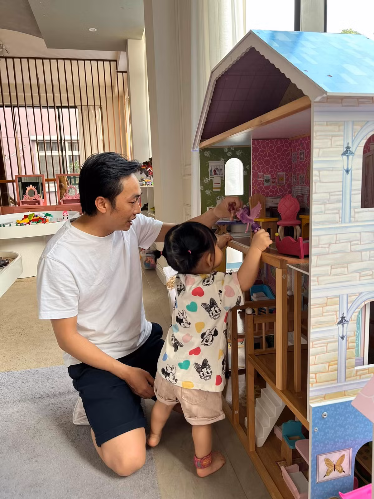 Theo đó, anh đã đăng tải loạt hình ảnh "chơi đồ hàng" cùng con gái với những món đồ chơi có kích thước to gấp đôi cô nàng Suchin khiến ai cũng phải lác mắt. Ảnh: FBNV