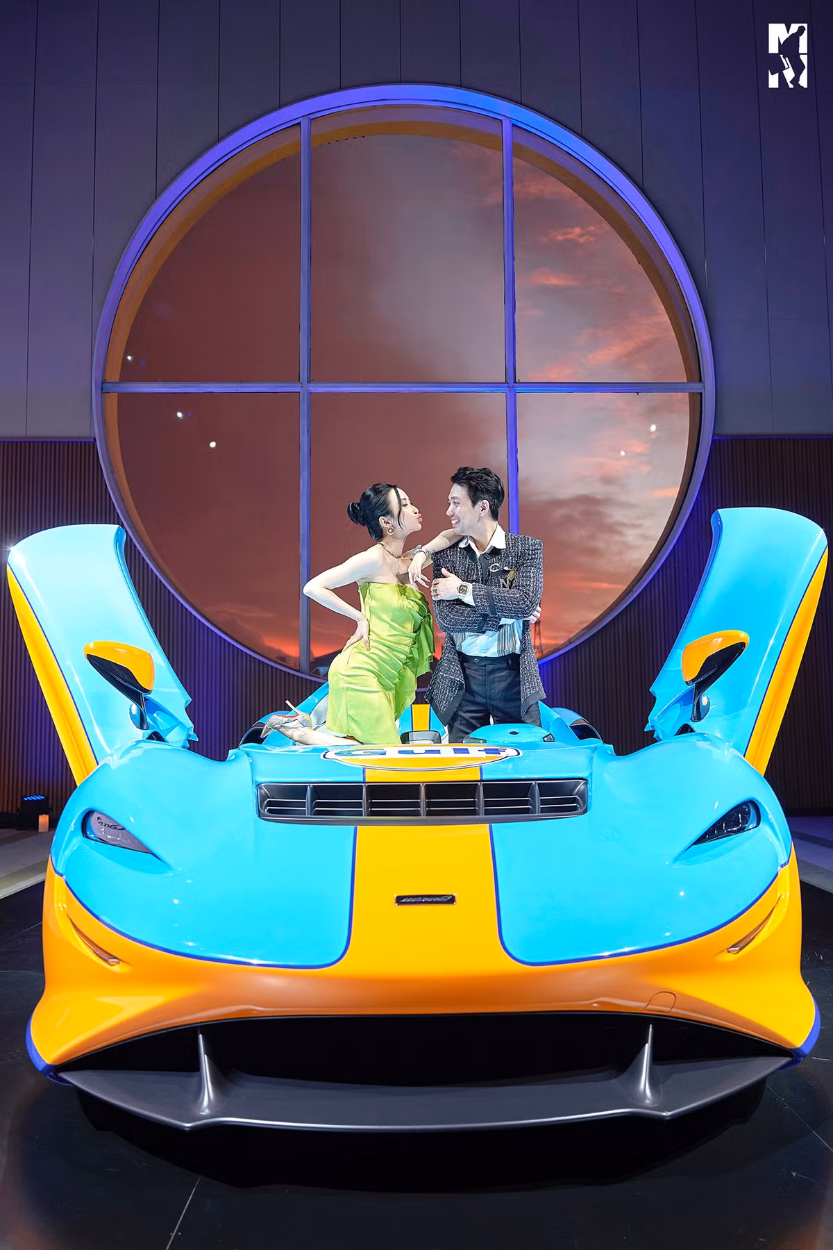 Đáng chú ý, đại gia Minh nhưa và vợ tình tứ trên chiếc McLaren Elva - siêu xe "4 không" được cho là trị giá 160 tỷ nếu ra biển tại Việt Nam.