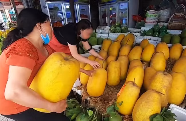 Dịp Tết năm ngoái, trái kỳ đà nhìn bề ngoài giống quả bưởi nhưng kích thước khổng lồ gây sốt tại Sài Gòn. Ảnh: @phandiemvlog.