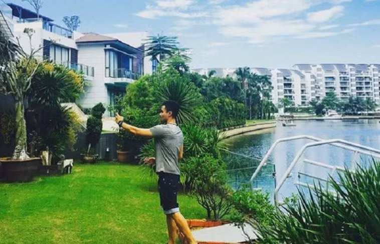 Thiếu gia Tân Hoàng Minh còn kinh doanh và đầu tư riêng tại nước ngoài, đồng thời kiêm nhiệm vai trò Giám đốc điều hành văn phòng đại diện của Tân Hoàng Minh tại Singapore. Ảnh: Mogi