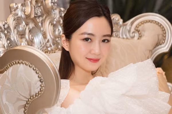 Ái nữ Tập đoàn Tân Hoàng Minh khá thoải mái chia sẻ những bức ảnh thân thiết cùng 2 anh trai cũng như cuộc sống ngập tràn đồ hiệu. Tuy vậy, cô nàng ít xuất hiện trước truyền thông, chỉ thỉnh thoảng tham gia vài sự kiện cùng mẹ. Ảnh: Vietnamnet
