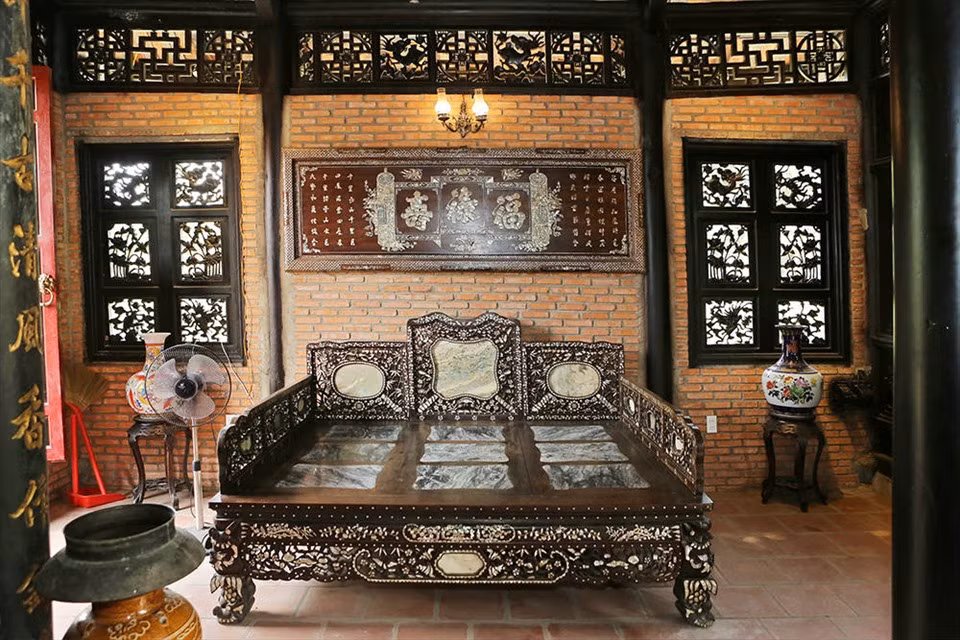 Không gian rộng rãi được nam nghệ sĩ và vợ dùng để sưu tập đồ cổ, đồ gỗ từ các cửa hàng hoặc bạn bè thân thiết tặng. Ảnh: Lao động