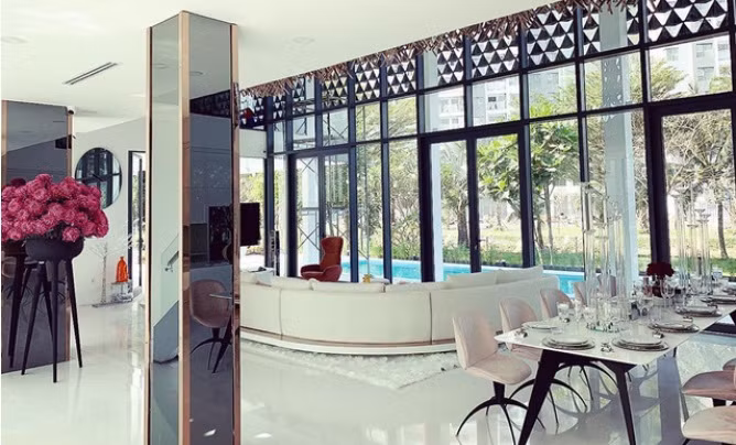 Căn nhà sử dụng loạt tường kính để tăng khả năng tiếp nhận ánh sáng thiên nhiên. Ảnh chụp màn hình