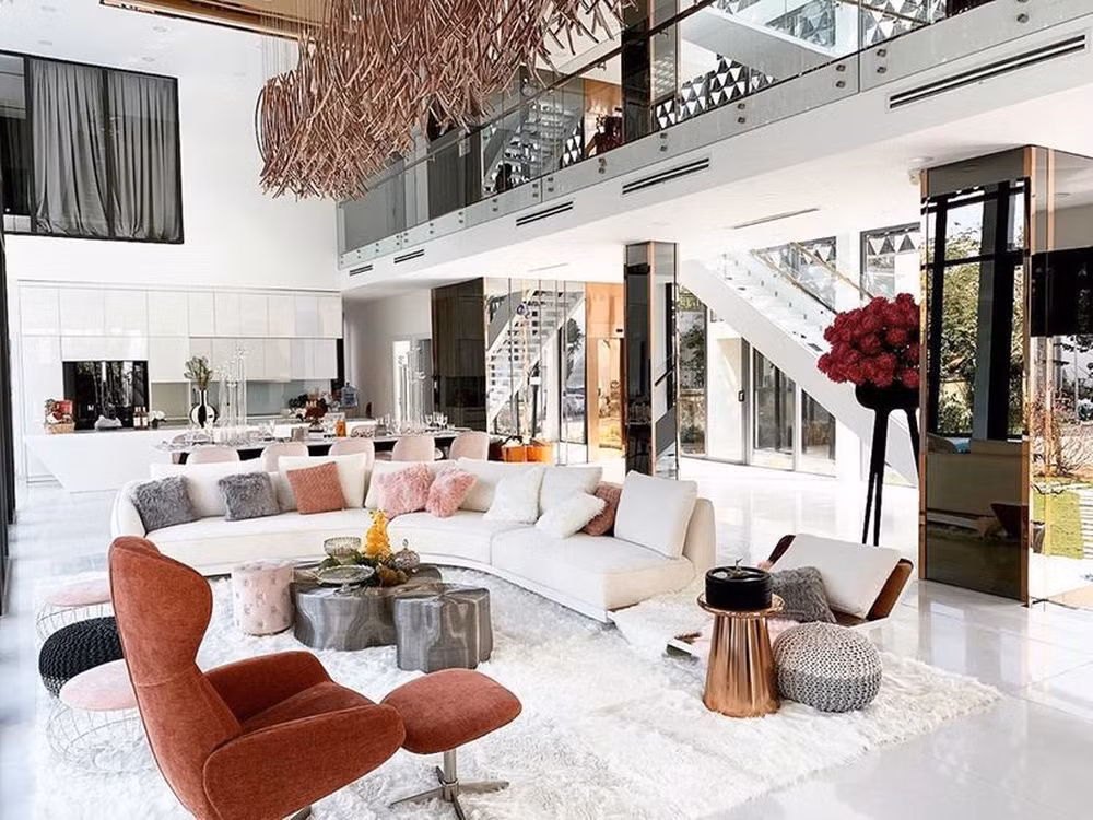 Sau đó, Ngọc Trinh đã đầu tư thêm nội thất nhập sang xịn từ nước ngoài về nên tổng giá trị ngôi biệt thự sau khi hoàn thành lên đến khoảng 2 tỷ đô (50 tỷ đồng). Ảnh: FBNV