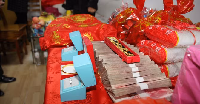 Tuy nhiên, vị đại gia này cũng công khai cho biết điều kiện đi kèm là con gái của ông bị câm. Chàng rể tương lai nếu đồng ý kết hôn sẽ phải chăm sóc con gái và hai người lớn tuổi. Ảnh minh hoạ