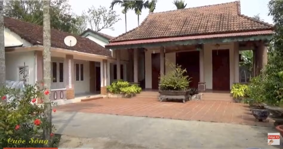 Ngôi nhà đang được một người cậu thân thiết của Trường Giang trông coi hộ. Thi thoảng nam danh hài và vợ con tranh thủ về quê để chăm lo vườn tược, thắp hương cho ông bà. Ảnh chụp màn hình