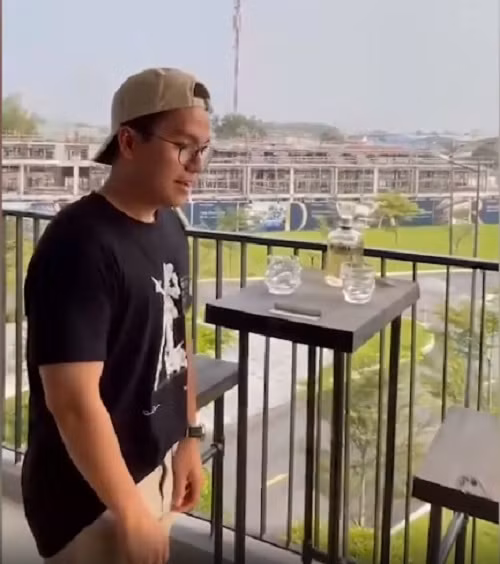 Khu vực ban công để thư giãn và ngắm cảnh. Ảnh chụp màn hình