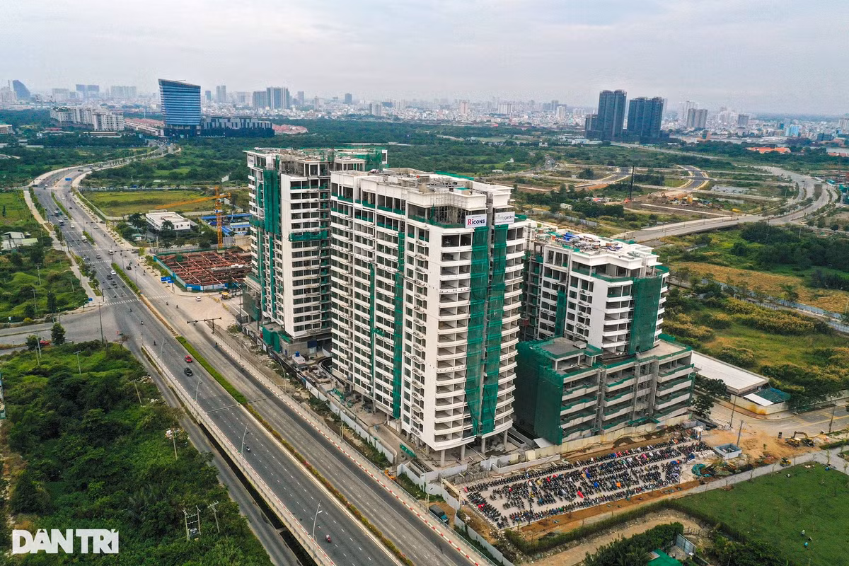 Nằm ở gần chân cầu Thủ Thiêm 2, sát đại lộ vòng cung là dự án Metropole Thủ Thiêm có quy mô gần 7,6 ha do Công ty Cổ phần Quốc Lộc Phát làm chủ đầu tư và nhà phát triển là SonKim Land với mức đầu tư dự kiến gần 7.500 tỷ đồng.