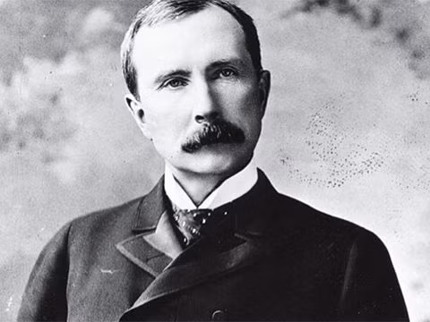 Năm 1916, khối tài sản của Rockefeller Sr. chiếm gần 2% giá trị nền kinh tế quốc gia. Nếu được điều chỉnh theo lạm phát thì ngày nay tài sản của ông sẽ có giá trị khoảng 418 tỷ USD.