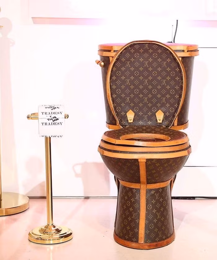 Chiếc bồn cầu Louis Vuitton chỉ dành cho giới siêu giàu vì giá bán của nó lên đến 2,2 tỷ đồng.