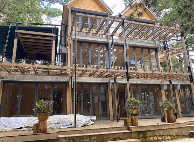 Tiếp đó, đại gia Đức An tặng vợ căn biệt thự gỗ rộng 800m2 được xây dựng trên đồi thông Đà Lạt. Ảnh: Ngoisao
