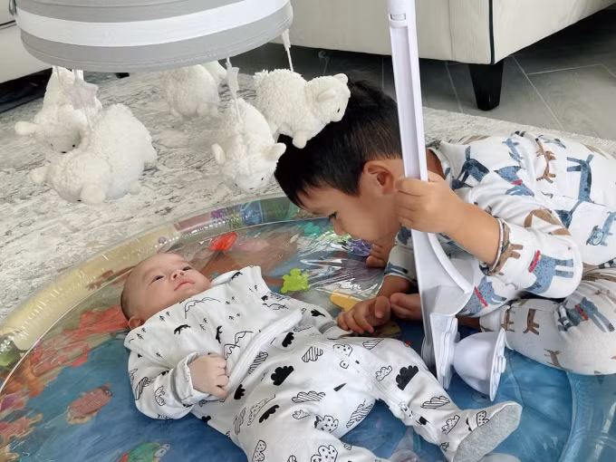 Phòng khách rộng lớn cũng là nơi vui chơi của hai con.
