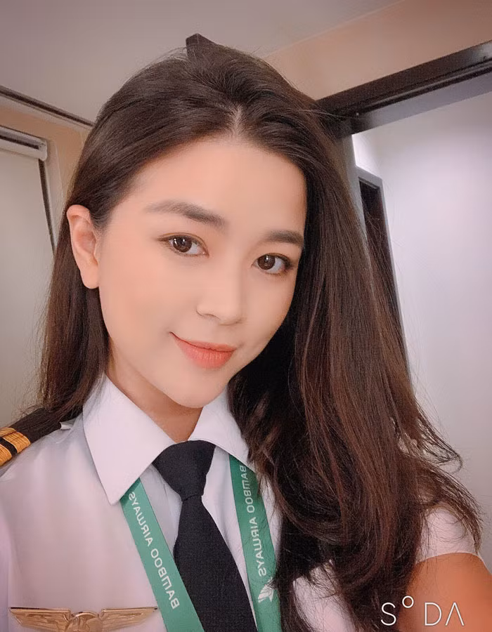 Nữ phi công Nguyễn Trần Diệu Thúy (sinh năm 1989) từng gây bão cộng đồng mạng với nhan sắc xinh đẹp và thần thái như hoa hậu. Ảnh: Vietnamnet