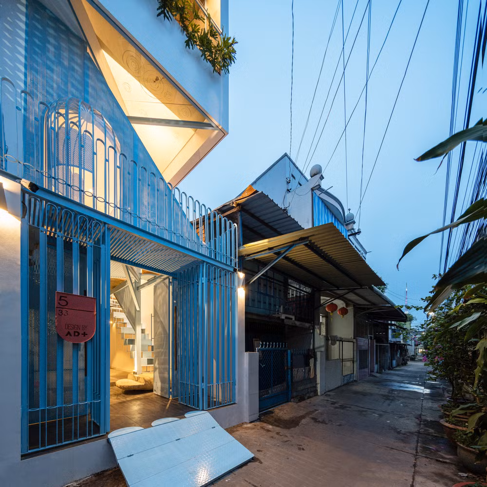 Nằm trong con hẻm nhỏ cạnh trường tiểu học ở Vĩnh Long, ngôi nhà dùng làm nơi nghỉ trưa của bà mẹ trẻ và cô con gái vì nhà họ cách xa trường học và nơi làm việc.