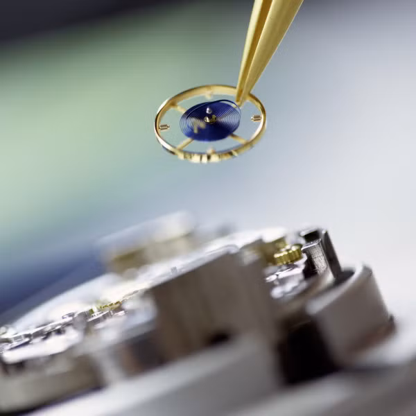 Tuy nhiên, để sản xuất đồng hồ tại Rolex vẫn sử dụng phương pháp thủ công truyền thống.