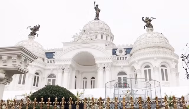 Với tổng chi phí lên tới 100 tỷ đồng, toà dinh thự thu hút sự chú ý của rất nhiều người bởi độ hoành tráng, nguy nga và kiến trúc độc đáo. Ảnh: Doanh nghiệp và tiếp thị