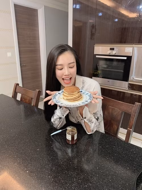 Trong những ngày cách ly chống dịch COVID-19, Kim Duyên có nhiều thời gian để tự tay vào bếp. Ảnh: Vnexpress
