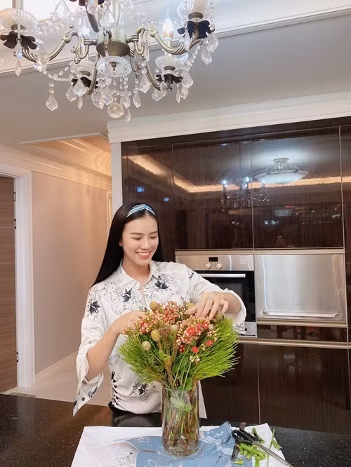 Người đẹp tự tay cắm bình hoa trang trí cho tổ ấm. Ảnh: Vnexpress