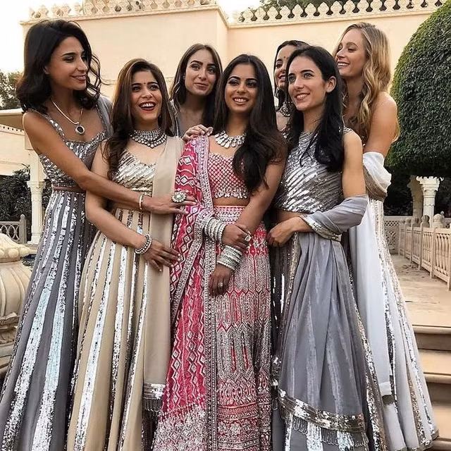 Giống như nhiều tiểu thư con nhà giàu khác, Isha Ambani rất thích tiệc tùng cùng gia đình và bạn bè. Tiểu thư Ambani quen biết với nhiều người, từ giới thượng lưu phương Tây, đến các ngôi sao hạng A Bollywood, Hollywood.