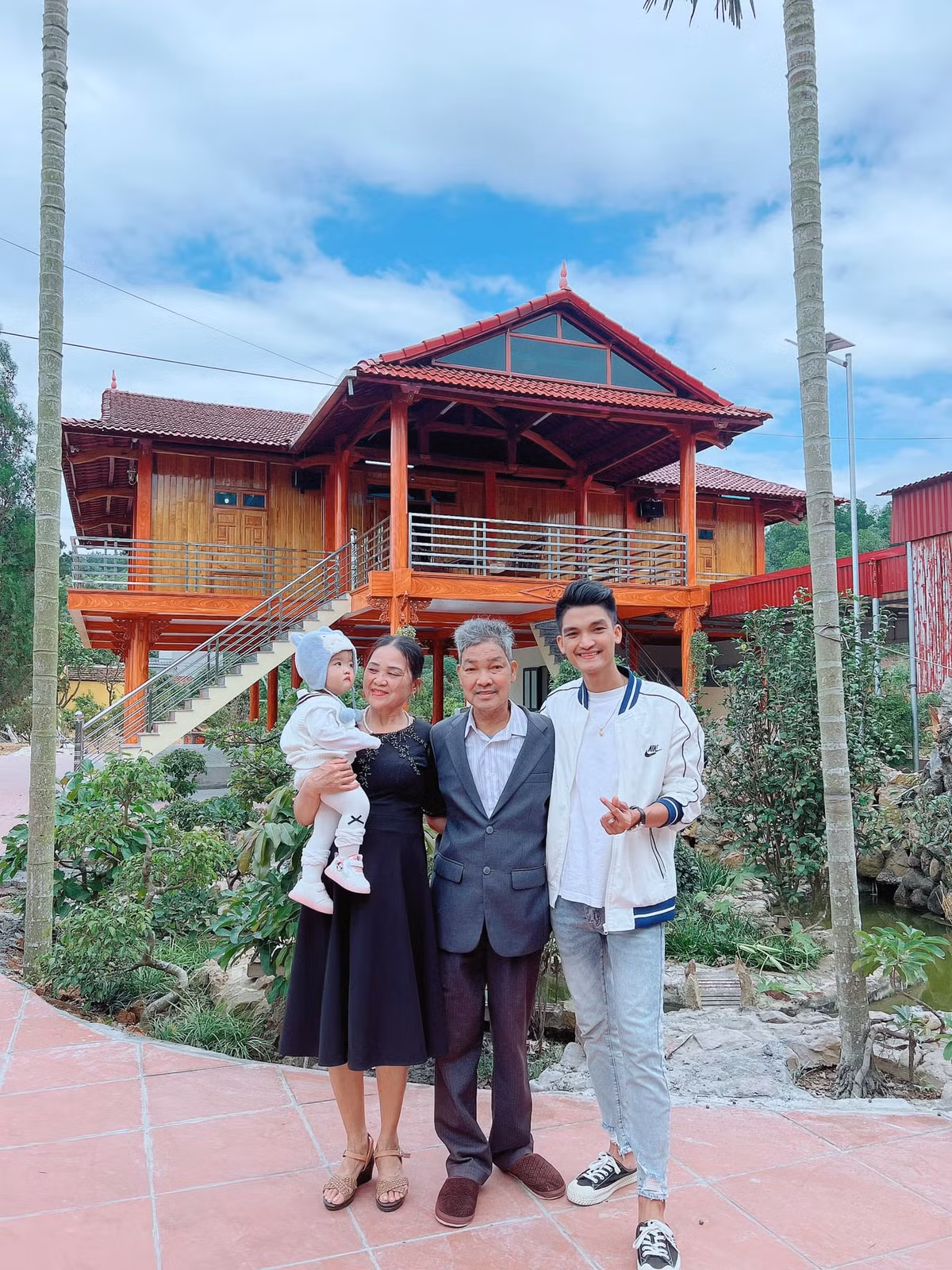 Nam diễn viên chọn xây theo mô hình nhà sàn vì đây là tâm nguyện của từ thời trung niên của bố anh. Chị em diễn viên góp kinh phí, bố trực tiếp lên ý tưởng và thuê đội thợ từ Tây Bắc về thi công.
