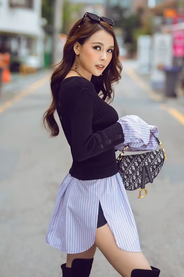 Chưa hết, Sam còn là một trong những người đẹp Việt có sự đầu tư chỉn chu về trang phục khi đi dự show. Cô nàng sở hữu bộ sưu tập túi xách, giày dép "khổng lồ" đến từ nhiều thương hiệu như Gucci, Chanel, Dior...Ảnh: Vietnamnet