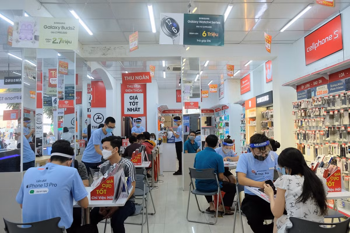 Theo đại diện CellphoneS, từ 6-9 giờ sáng, toàn hệ thống của đơn vị này đã trao khoảng 1.000 chiếc iPhone 13 tới tay khách hàng đã hẹn trước. Ảnh: Cellphones