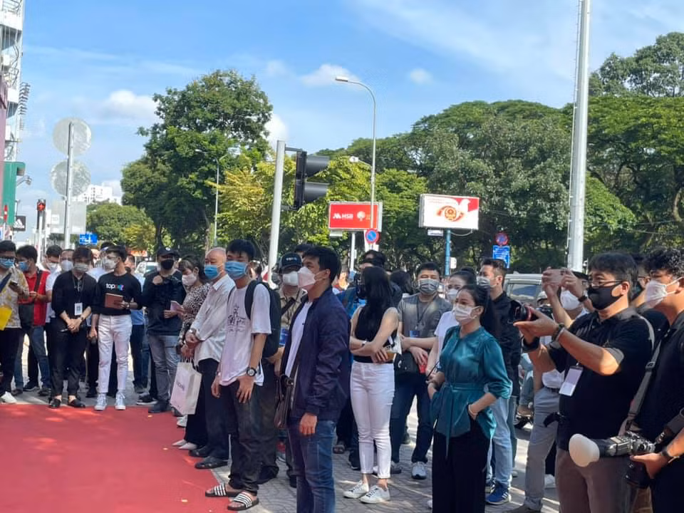 Một người xếp hàng mua iPhone 13 cho biết khá bất ngờ vì không nghĩ có nhiều người đến đây để nhận máy. Tuy nhiên, mọi người đều đã được tiêm vắc xin và tuân thủ 5K nên cũng yên tâm. Ảnh: Thegioididong