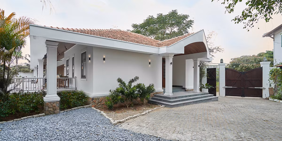 Ngôi nhà xây tầng thấp, sử dụng mái ngói dốc, bảng màu vật liệu nhã nhặn, chủ yếu có xuất xứ từ địa phương như ngói, gỗ và đá ốp lát tự nhiên…